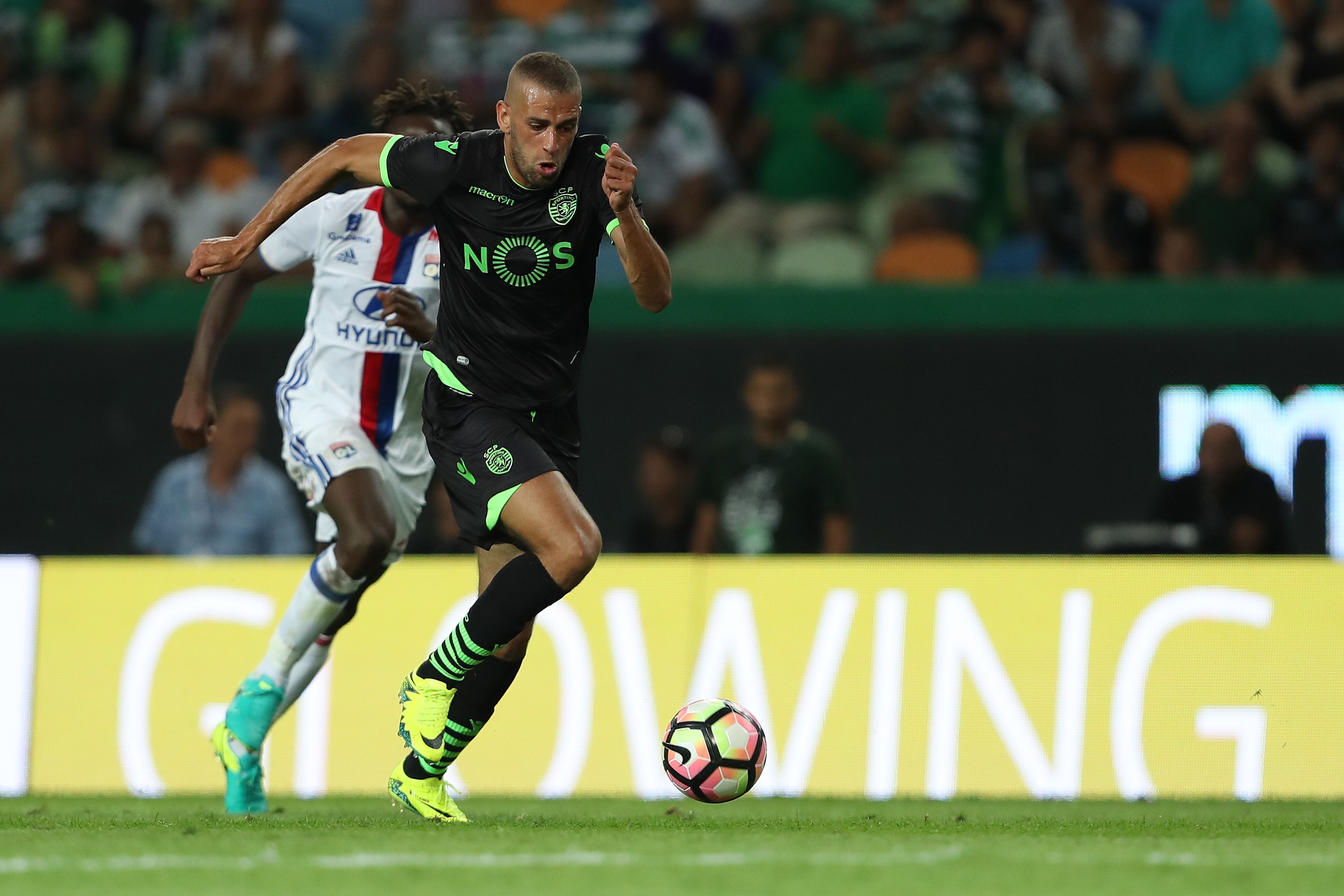 Tiền đạo Islam Slimani trong trận đấu giao hữu