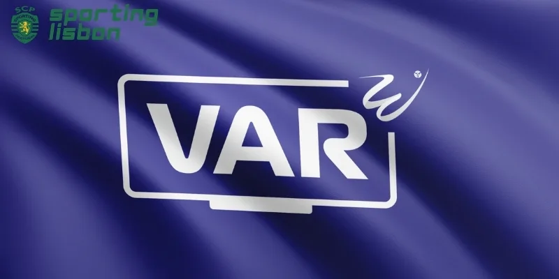 Khoảnh khắc trọng tài xem lại màn hình